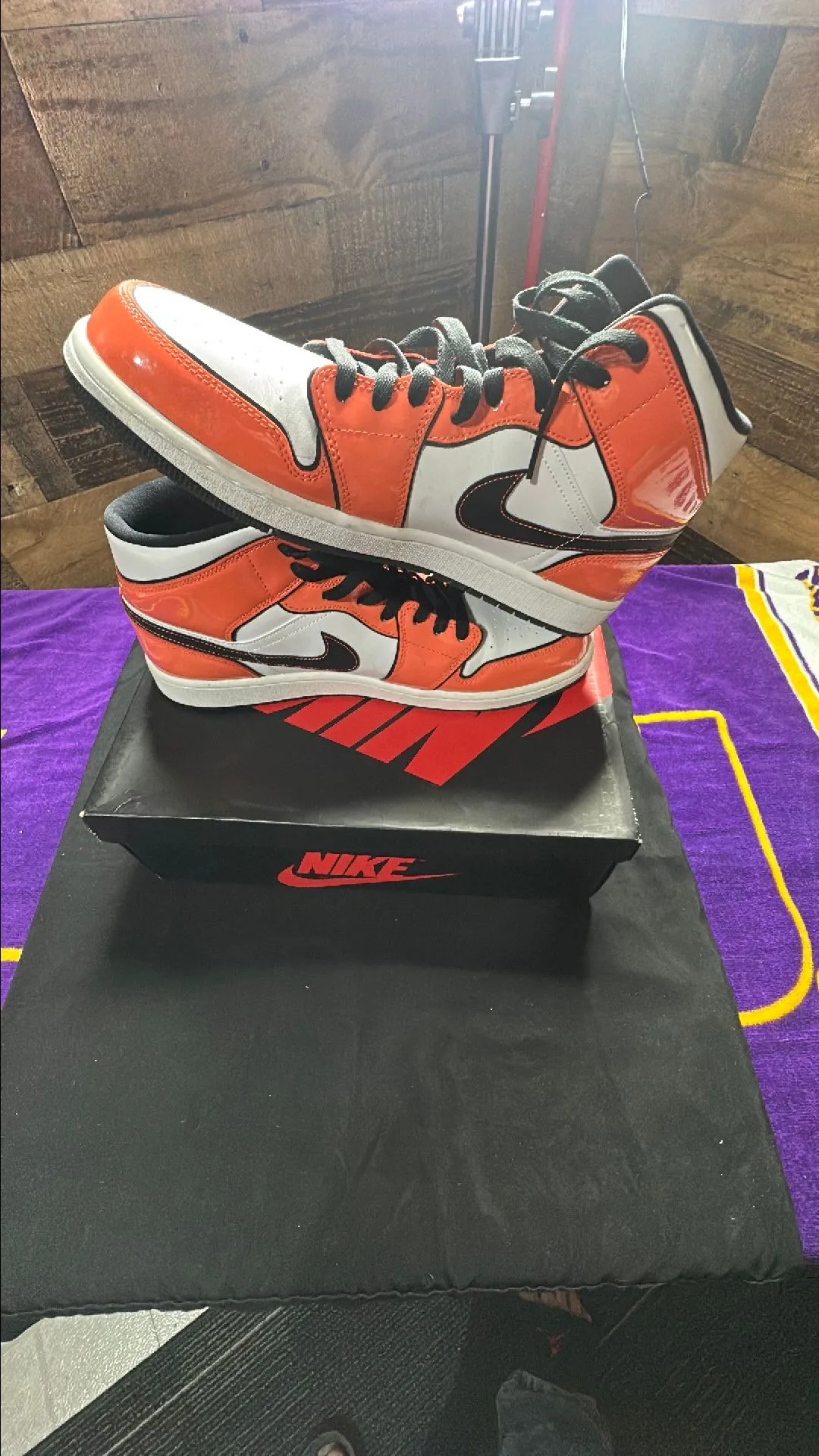 Jordan 1 Mid SE (Turf Orange)